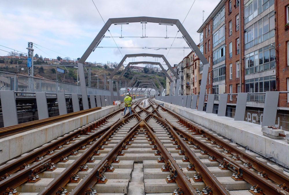 A double crossover of Amurrio in the new Loiola Station of Metro Donostialdea